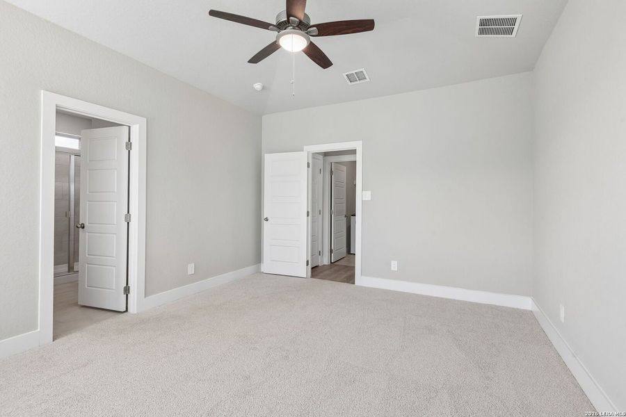 Spacious, unfurnished interior of a new home in Royal Crest, San Antonio (Image 38).