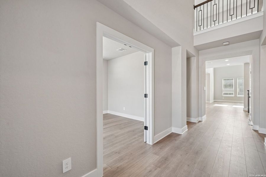 Spacious, unfurnished interior of a new home in Fox Falls, Boerne (Image 25).