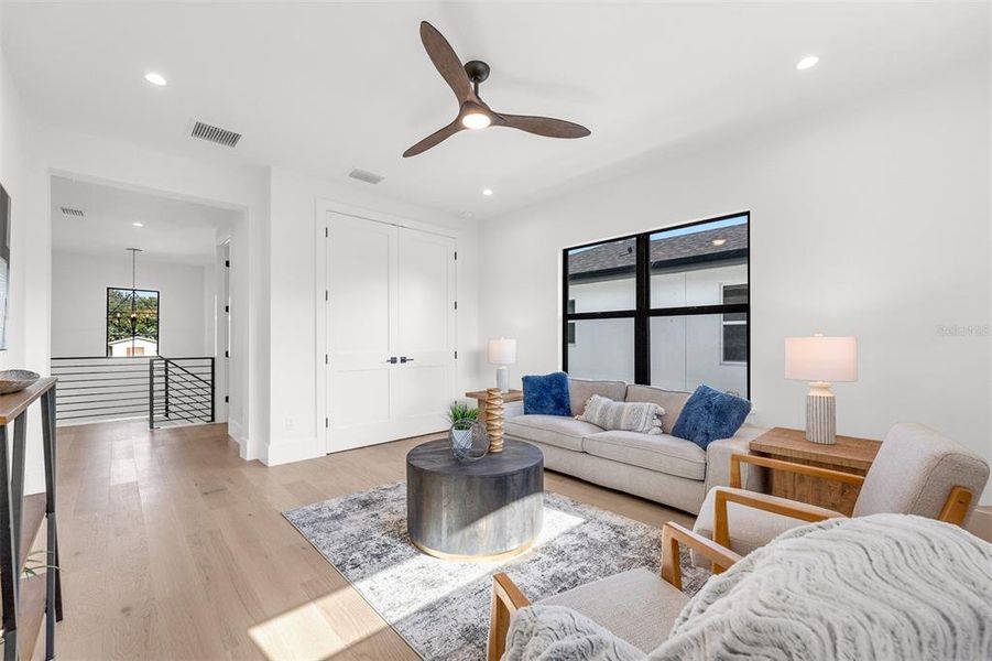Furnished interior view inside a new home in , Orlando (Image 37).