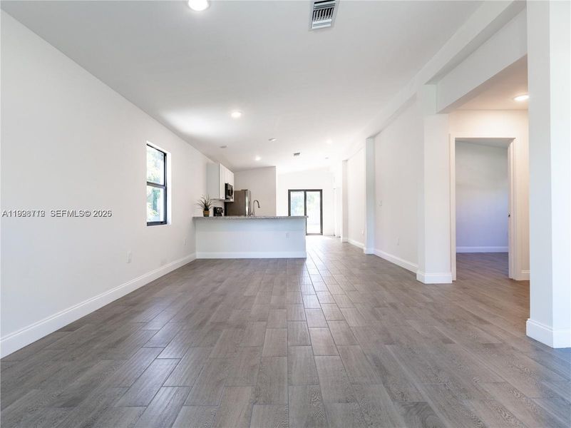 Spacious, unfurnished interior of a new home in , Pompano Beach (Image 15).