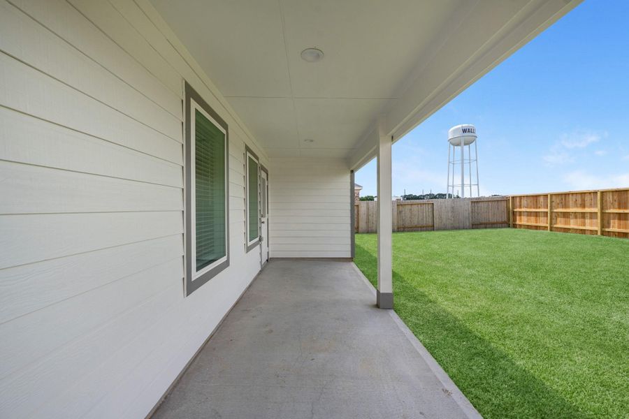 Exterior details and patio area of a home in Beacon Hill, Waller (Image 3).