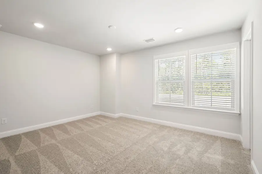 Spacious, unfurnished interior of a new home in Waterways, Richmond Hill (Image 38).