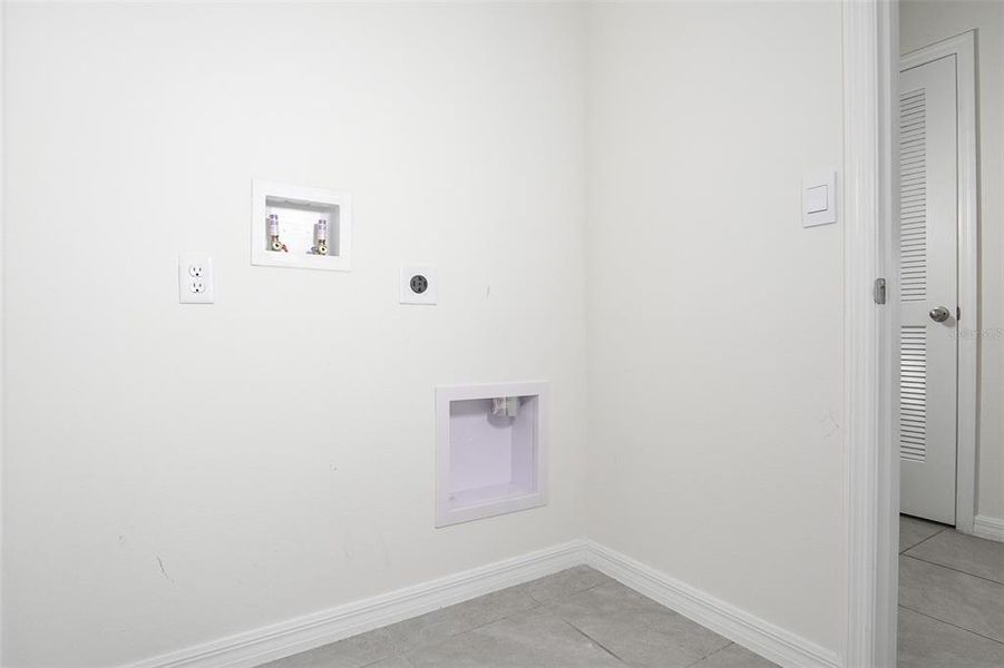Spacious, unfurnished interior of a new home in , Zellwood (Image 17).