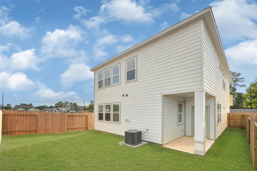 Exterior details and patio area of a home in Aldine Pines, Houston (Image 3).