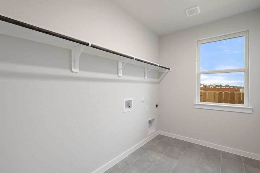 Spacious, unfurnished interior of a new home in Lariat, Liberty Hill (Image 40).