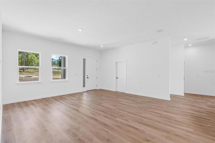 Spacious, unfurnished interior of a new home in , Citrus Springs (Image 27).