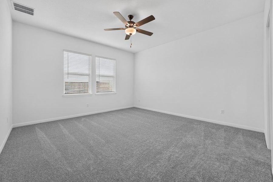 Spacious, unfurnished interior of a new home in Sunfield, Buda (Image 22).