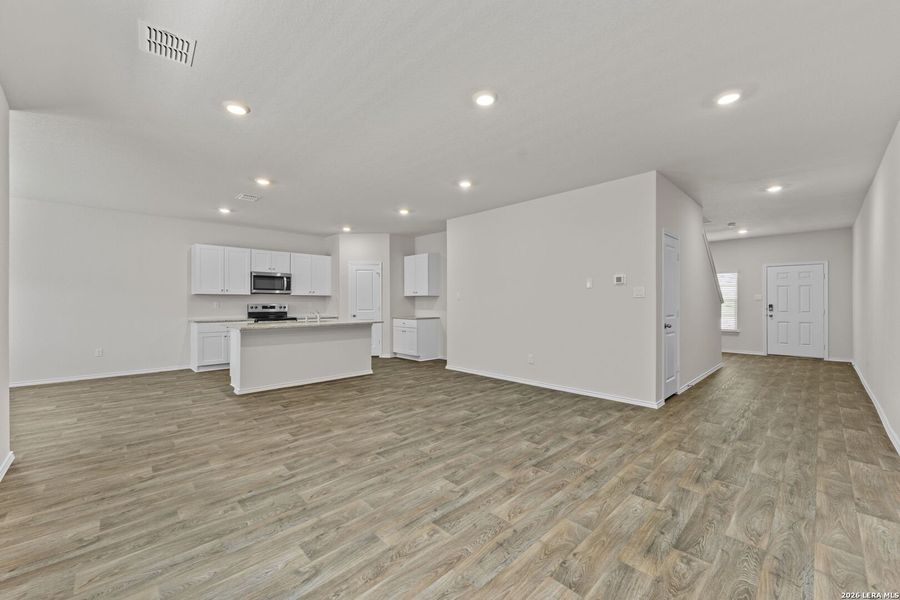 Spacious, unfurnished interior of a new home in Laurel Vistas, San Antonio (Image 15).
