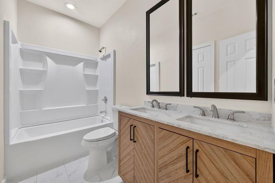 Furnished interior view inside a new home in , Corsicana (Image 8).