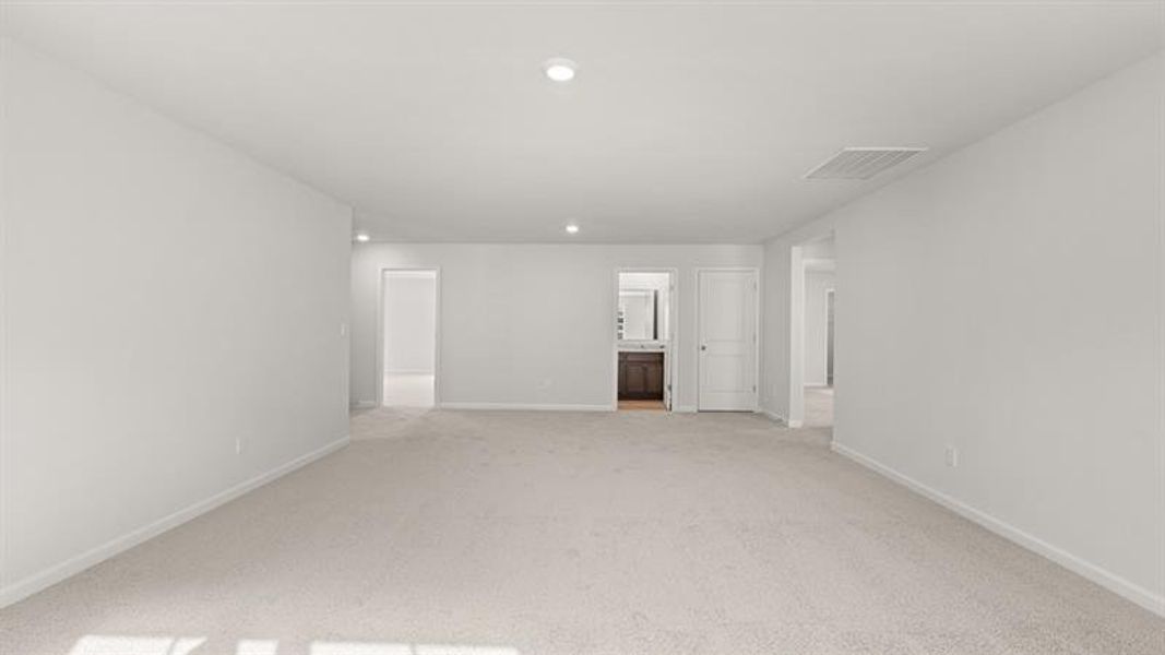 Spacious, unfurnished interior of a new home in , Dallas (Image 34).