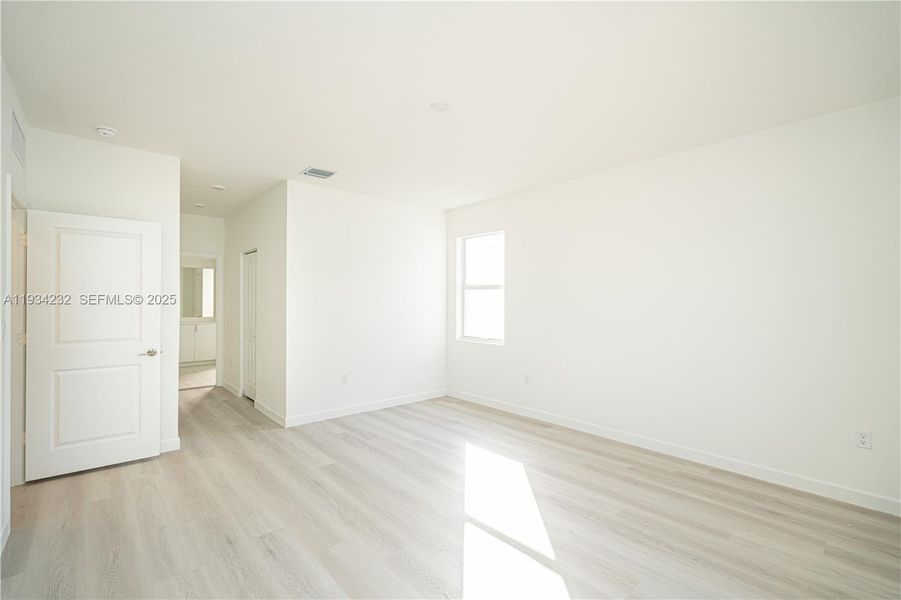 Spacious, unfurnished interior of a new home in Acacia Groves, Miami (Image 48).