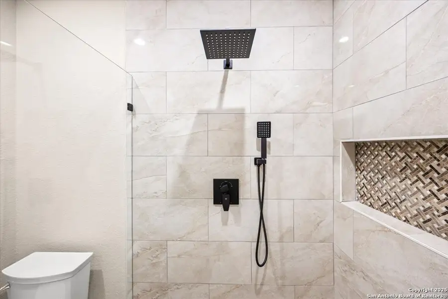 Furnished interior view inside a new home in , La Vernia (Image 9).