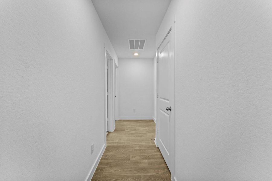 Spacious, unfurnished interior of a new home in Sonoma Oaks, Fredericksburg (Image 14).