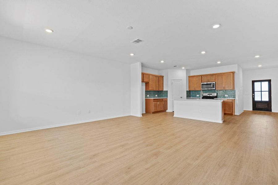 Spacious, unfurnished interior of a new home in Bar W Ranch, Leander (Image 21).