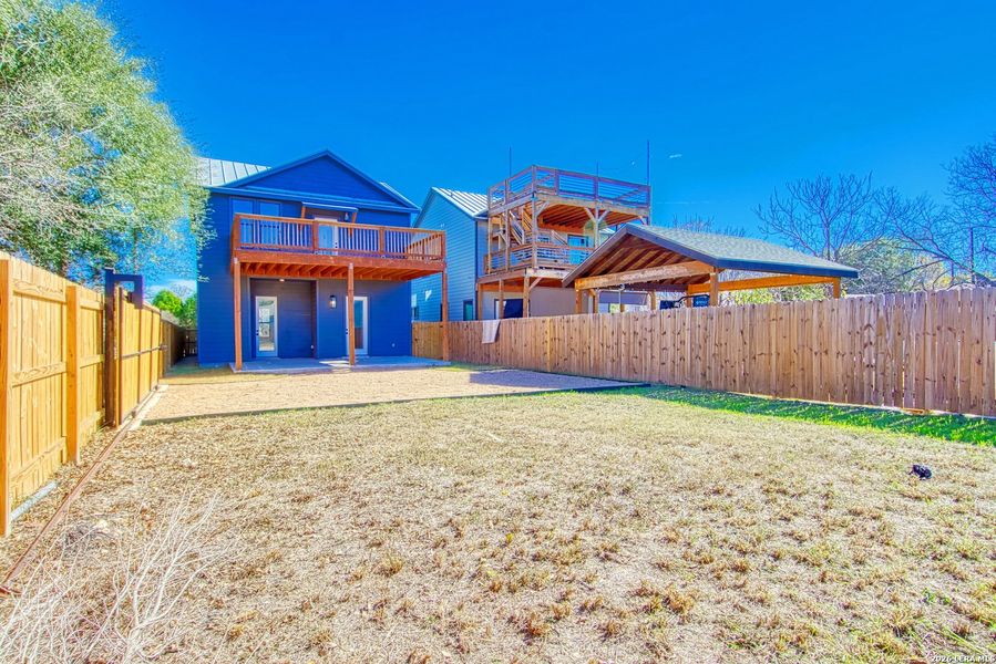 Exterior details and patio area of a home in , San Antonio (Image 20).