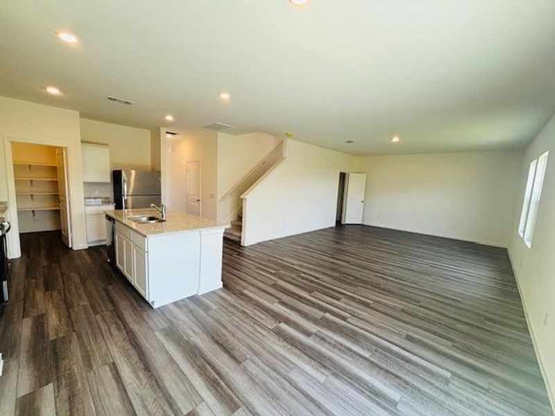 Spacious, unfurnished interior of a new home in Cedar Pointe, Crosby (Image 18).