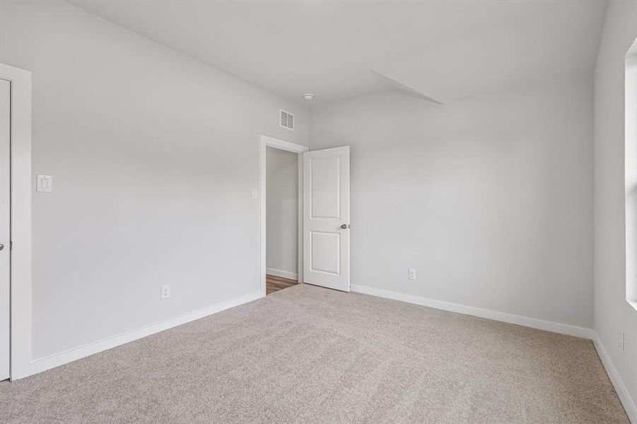 Spacious, unfurnished interior of a new home in Middlefield Village, Dallas (Image 31).