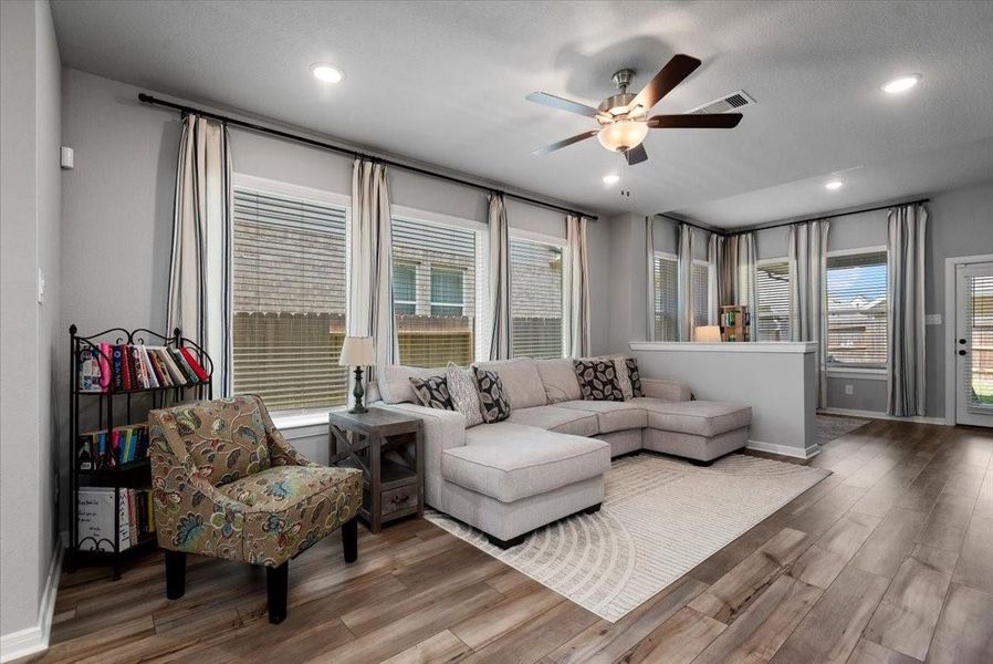 Furnished interior view inside a new home in The Grand Prairie 40’, Hockley (Image 39).