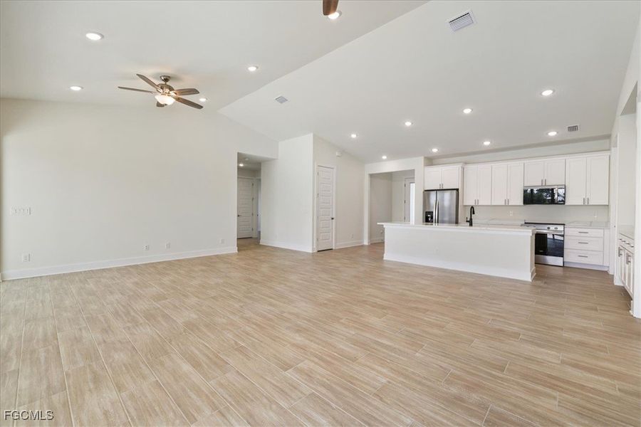 Spacious, unfurnished interior of a new home in Cape Coral, Cape Coral (Image 18).