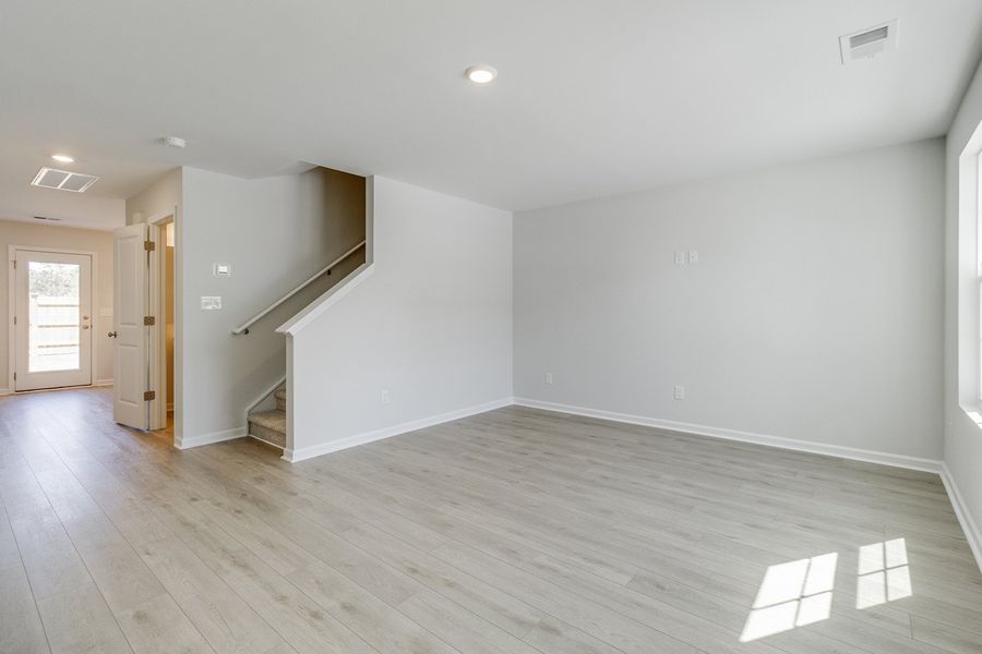 Spacious, unfurnished interior of a new home in Astoria, Columbia (Image 14).