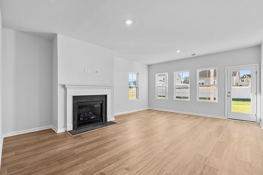 Spacious, unfurnished interior of a new home in Fieldstone, Lexington (Image 14).