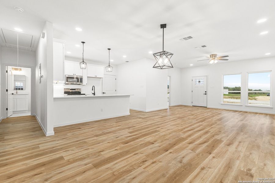 Spacious, unfurnished interior of a new home in , La Vernia (Image 26).