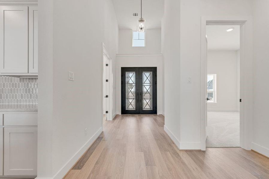 Spacious, unfurnished interior of a new home in Heath Golf & Yacht Club, Heath (Image 18).