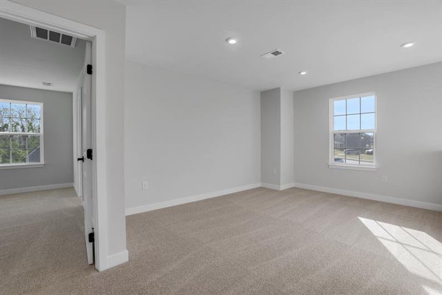 Spacious, unfurnished interior of a new home in Edinburgh, Locust Grove (Image 25).
