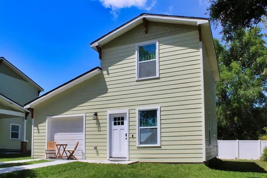 Exterior details and patio area of a home in , Tarpon Springs (Image 26).