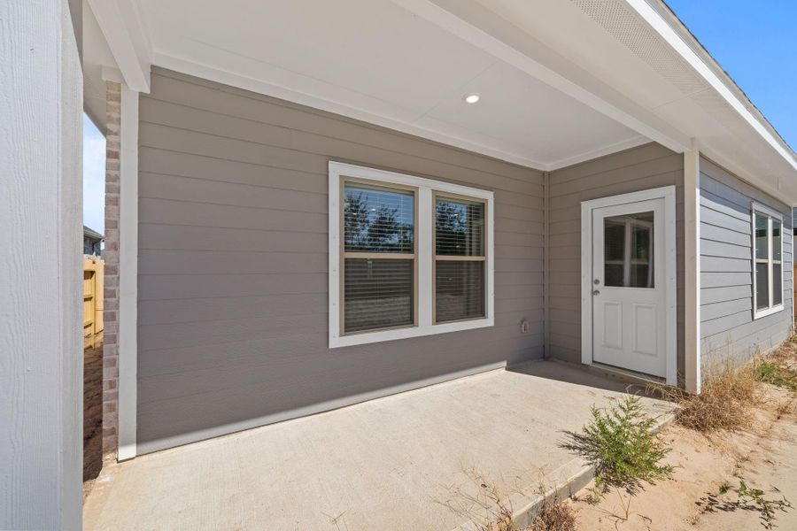 Exterior details and patio area of a home in Laurel Landing 40', Alvin (Image 4).