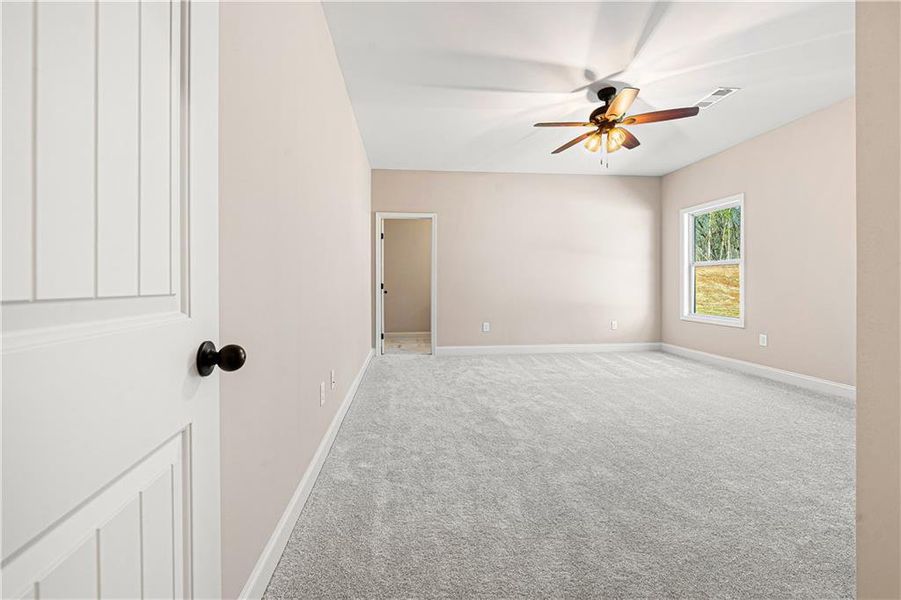 Spacious, unfurnished interior of a new home in , Jefferson (Image 28).