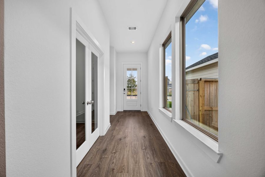Spacious, unfurnished interior of a new home in La Segarra 40', Brookshire (Image 14).