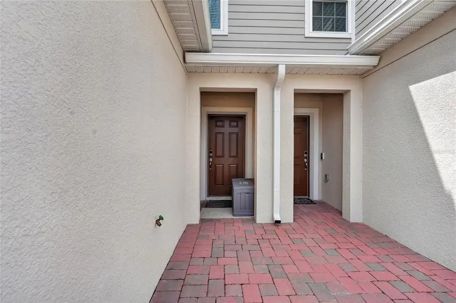 Exterior details and patio area of a home in , Kissimmee (Image 3).