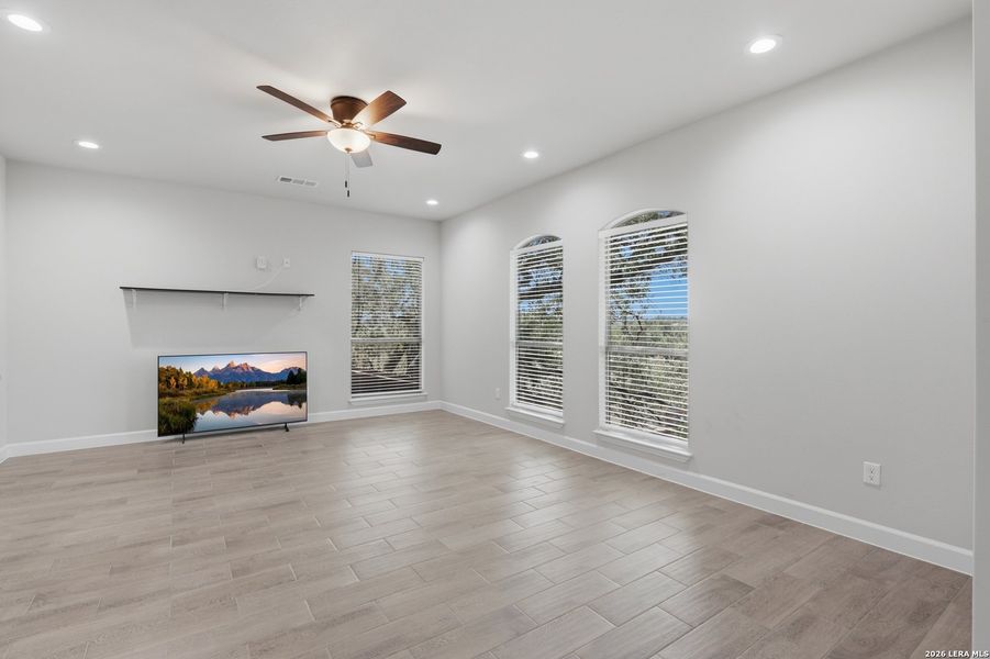 Spacious, unfurnished interior of a new home in , Canyon Lake (Image 14).