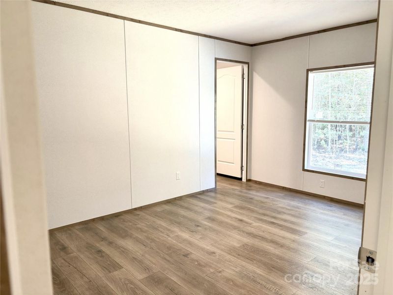 Spacious, unfurnished interior of a new home in , Kershaw (Image 21).