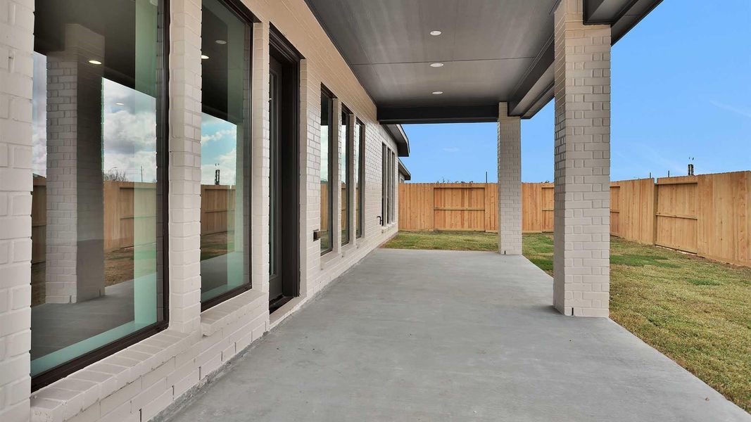 Exterior details and patio area of a home in Sienna, Missouri City (Image 4).