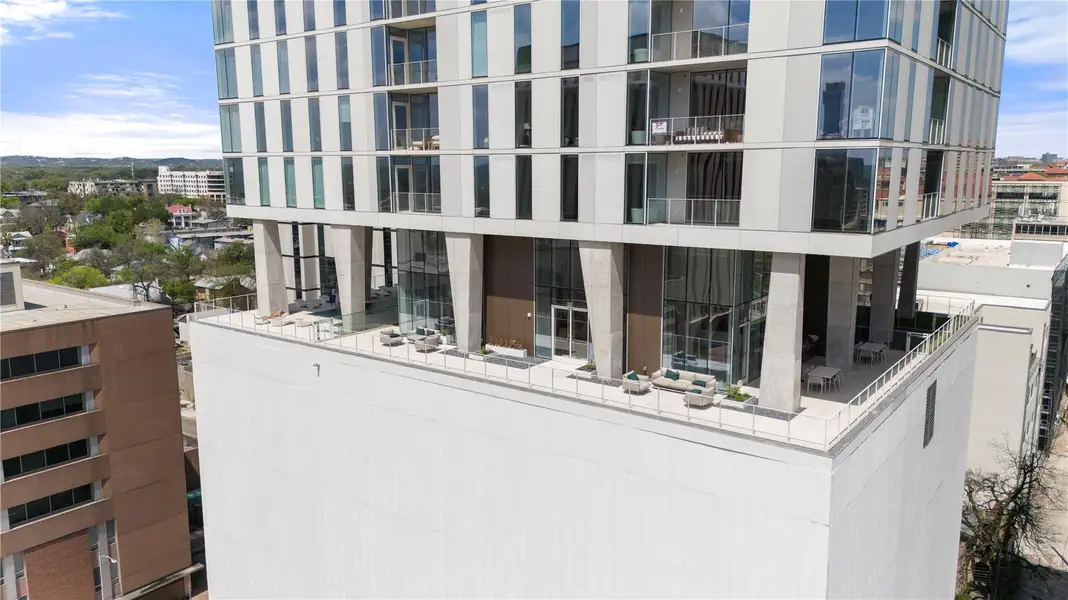 LIMITED RESIDENCES. A limited collection of only 117 downtown residences. Seven (7) Residences per floor and five (5) two-story penthouse on Levels 27-28. LIMITED RESIDENCES. A limited collection of only 117 downtown residences. Seven (7) Residences per floor and five (5) two-story penthouse on Levels 27-28.