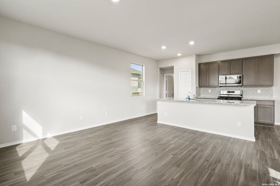 Spacious, unfurnished interior of a new home in Blue Ridge Ranch, San Antonio (Image 16).