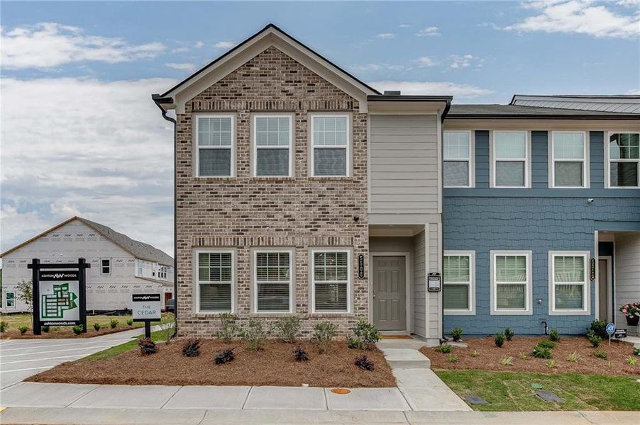 Exterior details and patio area of a home in Laurelwood, Douglasville (Image 1).