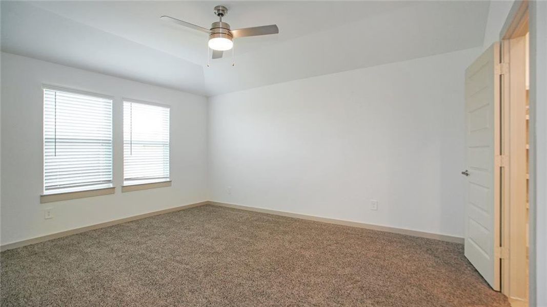 Spacious, unfurnished interior of a new home in Tamarron, Katy (Image 10).