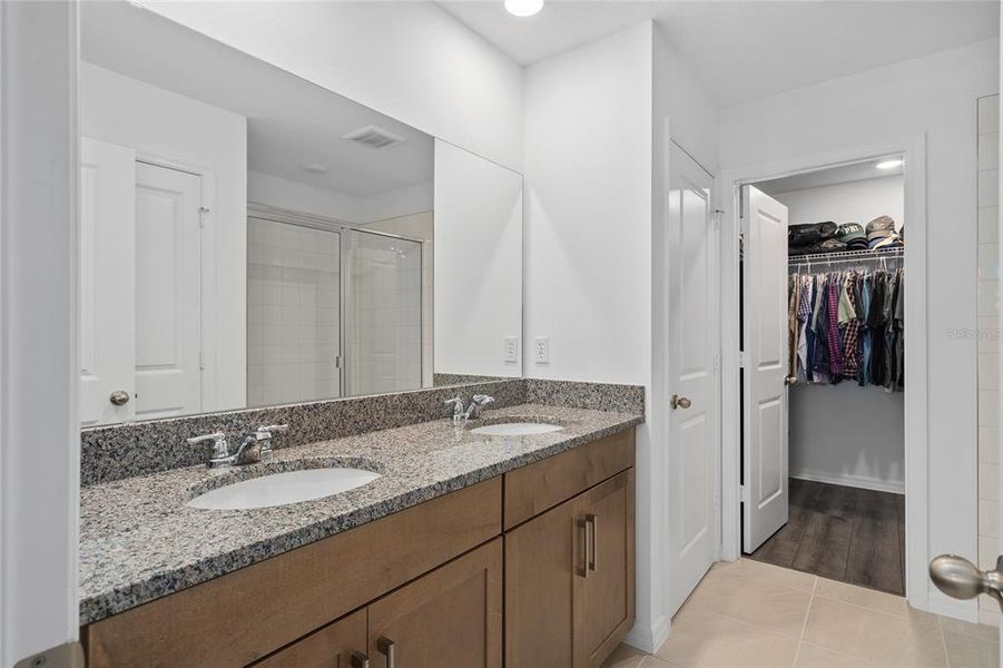 Furnished interior view inside a new home in Aulin Square, Oviedo (Image 31).