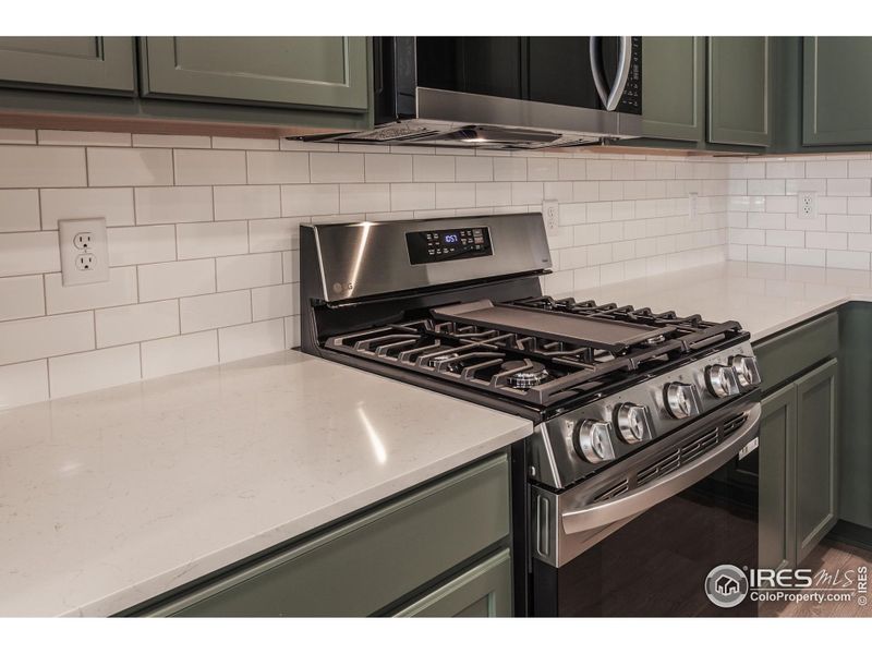 KITCHEN W/ S.S. APPLIANCES