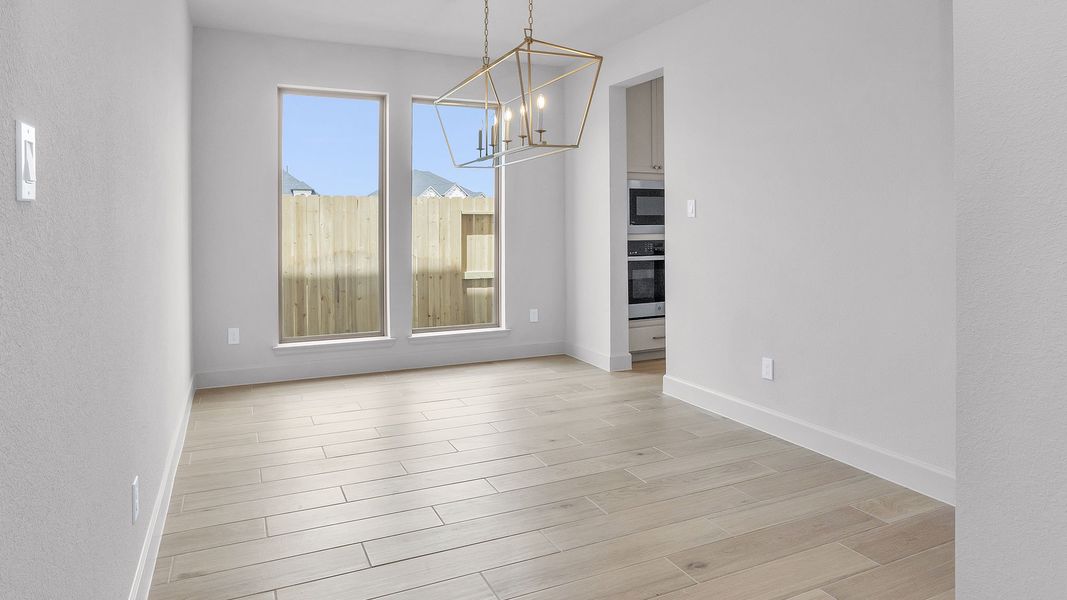 Spacious, unfurnished interior of a new home in Cross Creek West, Fulshear (Image 21).