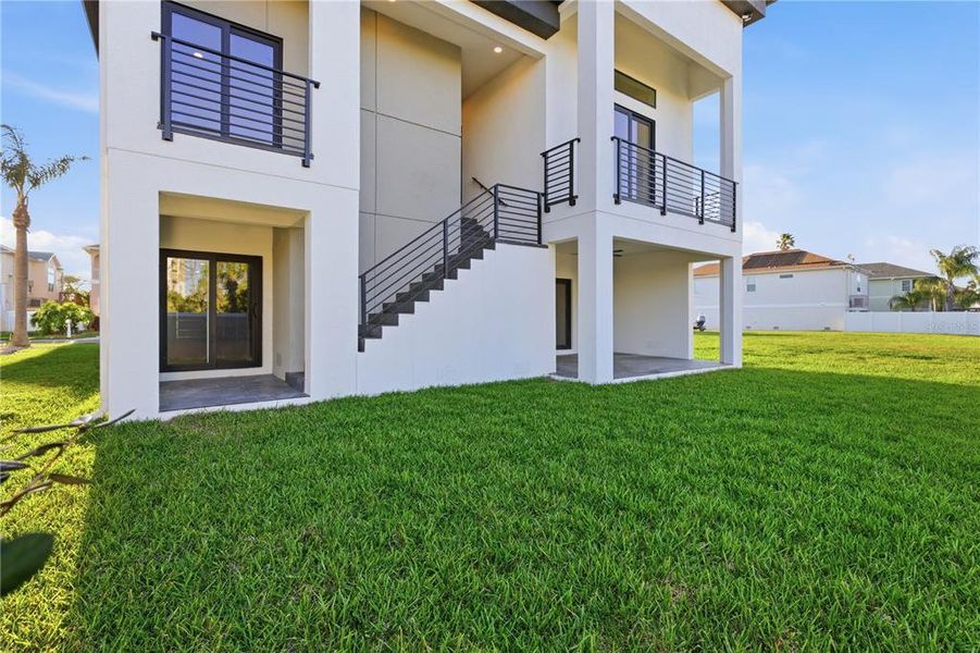 Exterior details and patio area of a home in , New Port Richey (Image 4).