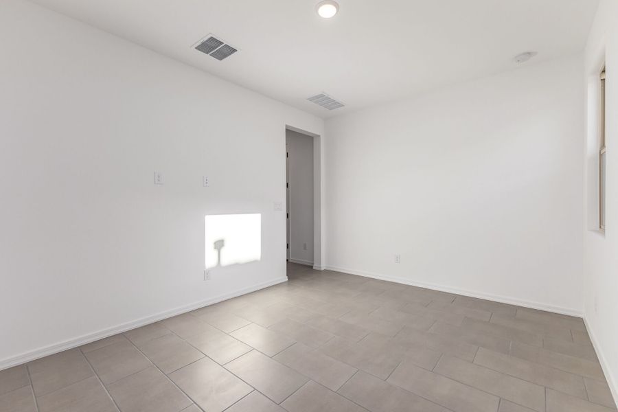 Spacious, unfurnished interior of a new home in Tyler Ranch, Buckeye (Image 13).