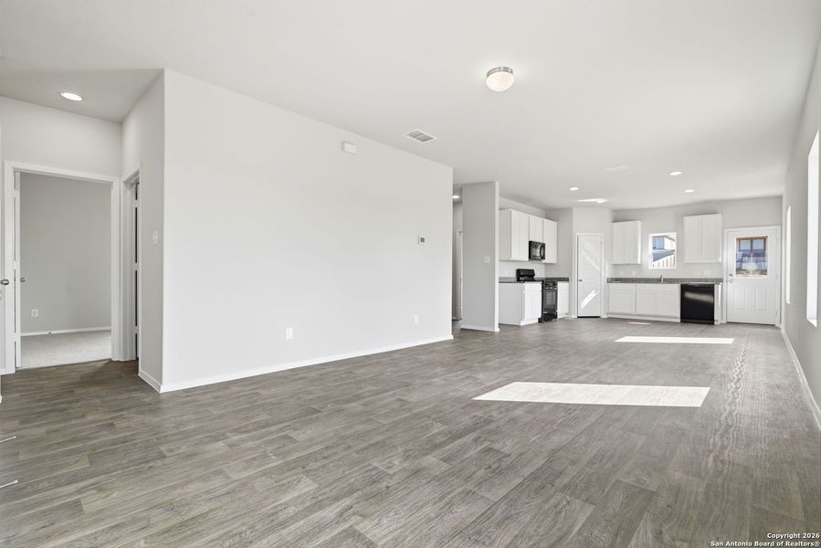 Spacious, unfurnished interior of a new home in Hunters Ranch, San Antonio (Image 19).