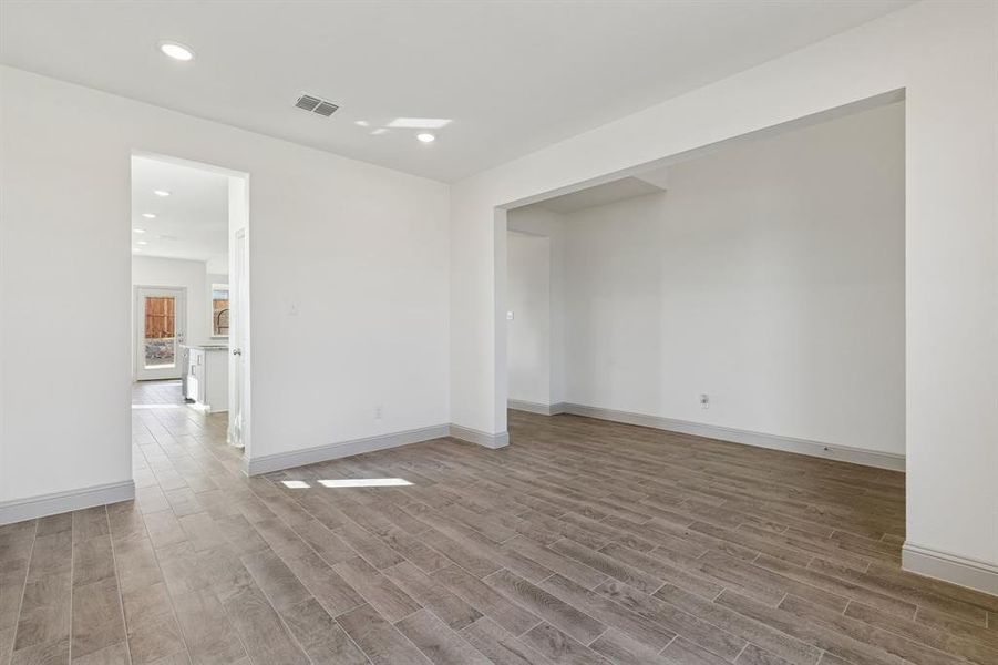 Spacious, unfurnished interior of a new home in Venetian, Weston (Image 12).