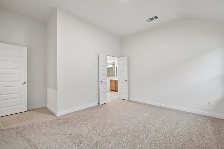 Spacious, unfurnished interior of a new home in Riviera Pines, Huffman (Image 24).