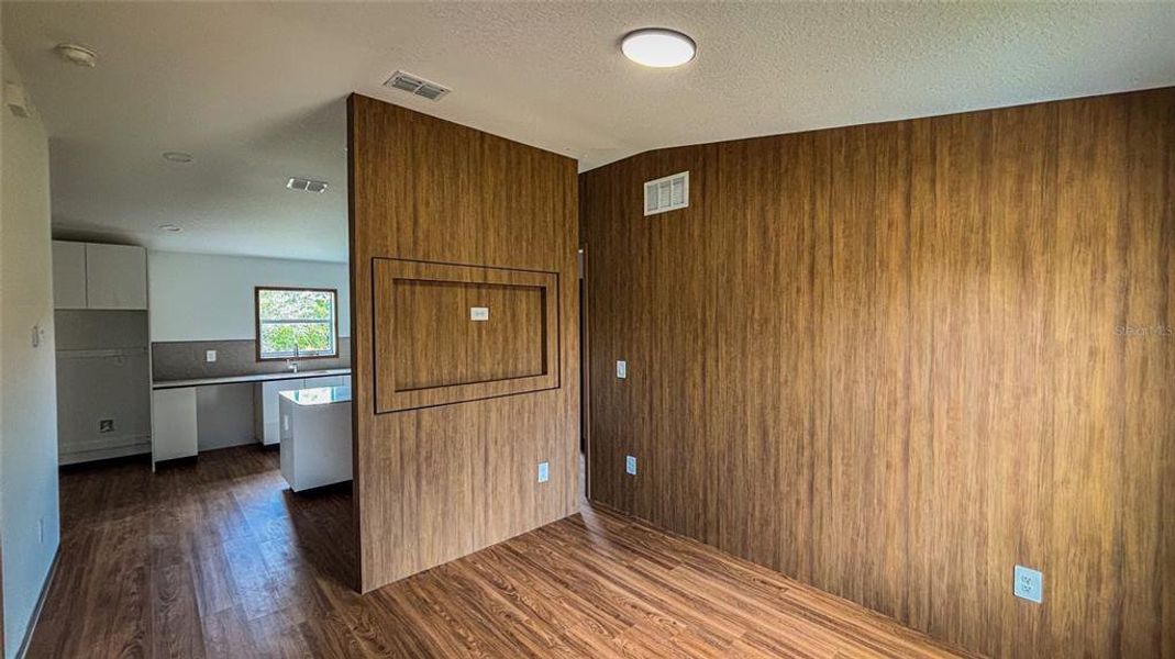 Spacious, unfurnished interior of a new home in , Ocala (Image 7).
