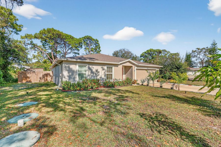 Exterior details and patio area of a home in , Fort Pierce (Image 25).